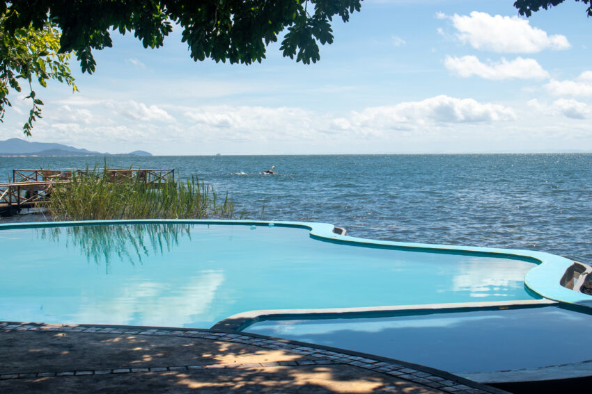 Het zwembad van de Blue Zebra Island Lodge met uitzicht over het meer.